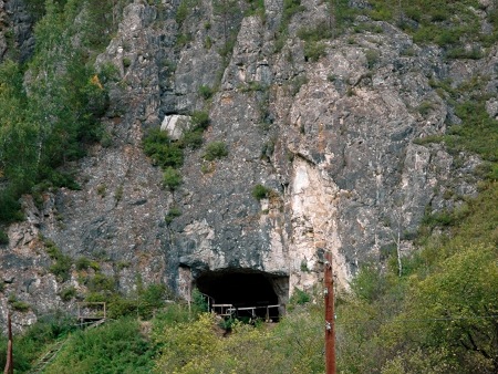 Blick vor den Eingang der Denisova-Höhle