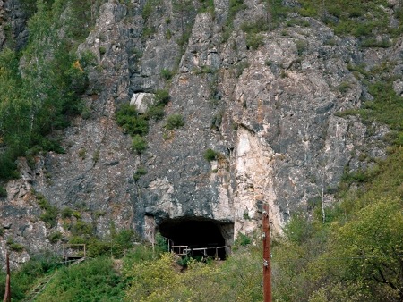 Blick vor den Eingang der Denisova-Höhle Blick vor den Eingang der Denisova-Höhle