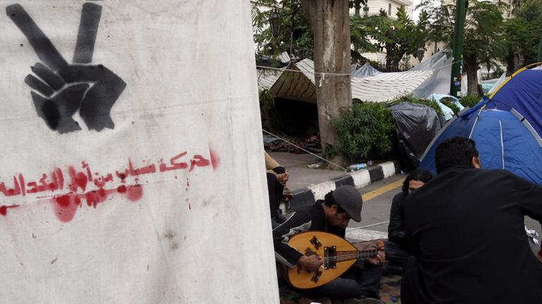 Ein junger Ägypter spielt die klassische arabische Laute, die Oud, in einem Protestcamp in Kairo im Dezember 2011.