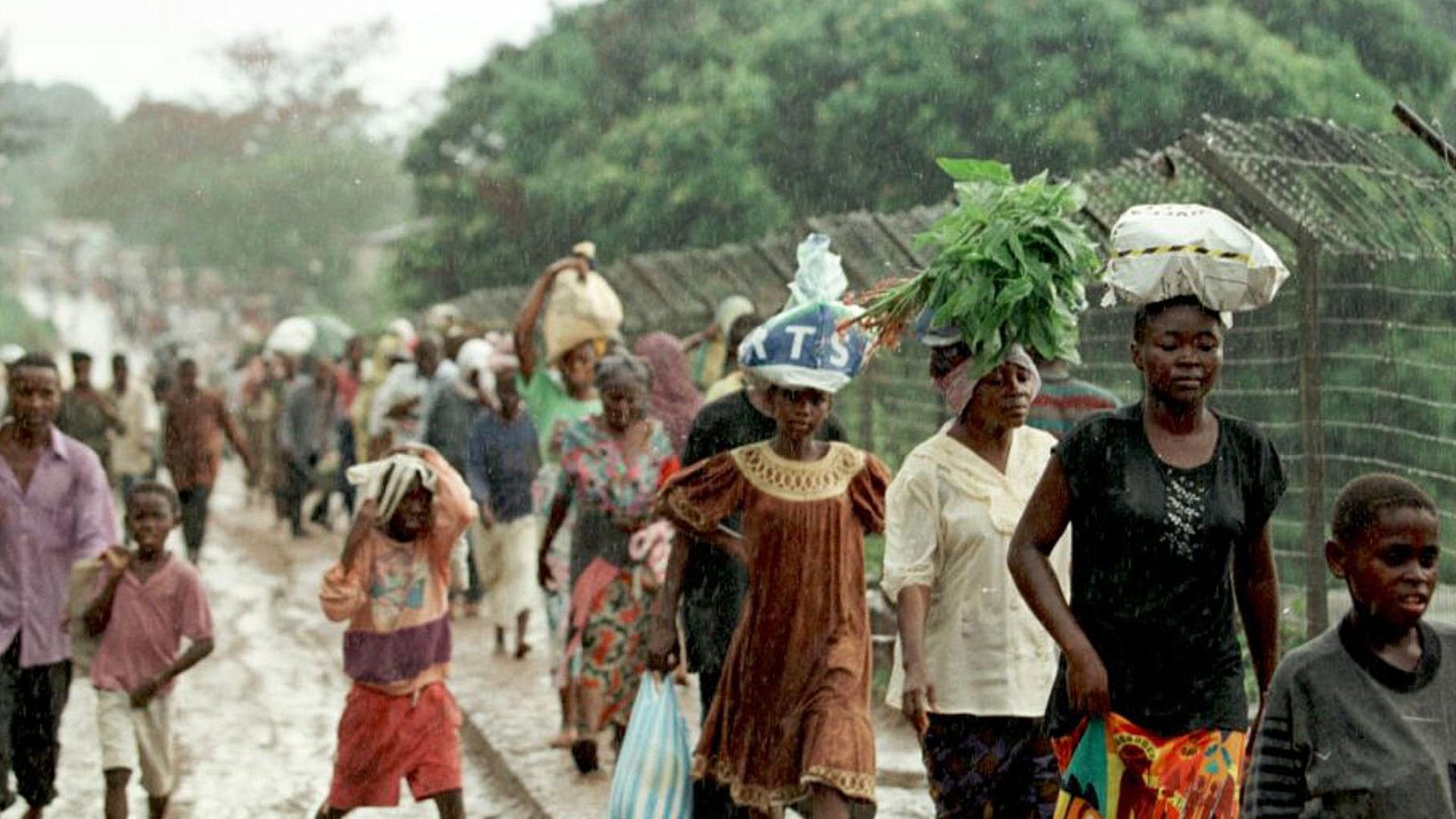 Nach Unruhen geflüchtete Bewohner von Brazzaville kehren in die Hauptstadt zurück. Nach Unruhen geflüchtete Bewohner von Brazzaville kehren in die Hauptstadt zurück.