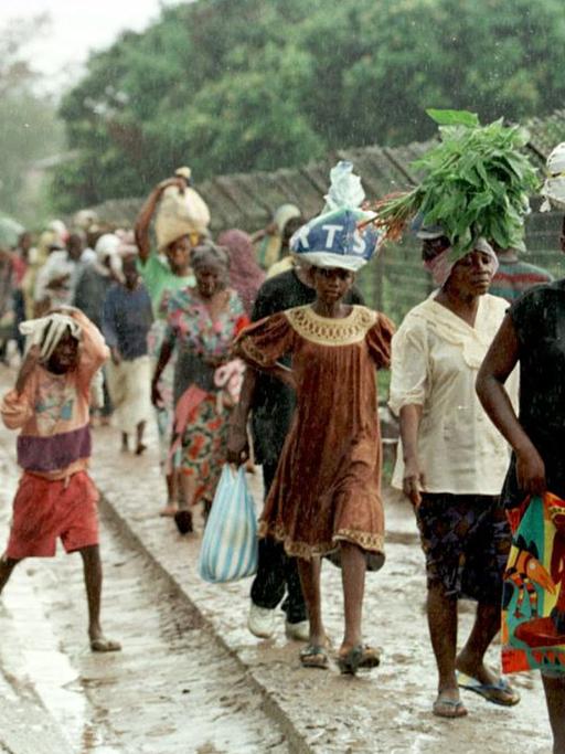 Nach Unruhen geflüchtete Bewohner von Brazzaville kehren in die Hauptstadt zurück.