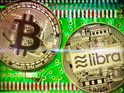 Kryptowährungen Bitcoin und Libra als Münzen auf Computerplatine