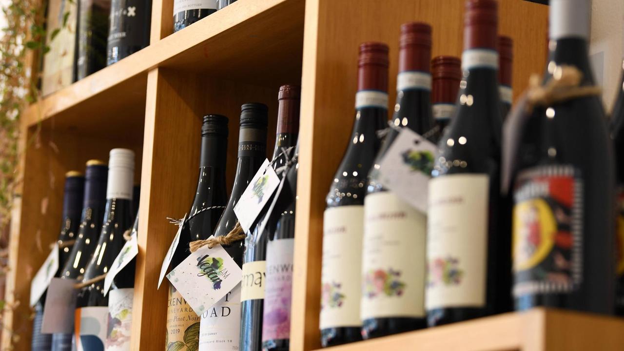Flaschen mit australischem Wein in einem Regal Flaschen mit australischem Wein in einem Regal