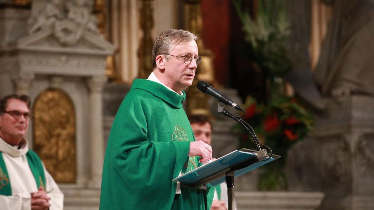 Bruno Horaist, Priester der Madeleine-Kirche beim Gedenk-Gottesdienst zu Johnny Hallydays 75. Geburtstag Bruno Horaist, Priester der Madeleine-Kirche beim Gedenk-Gottesdienst zu Johnny Hallydays 75. Geburtstag