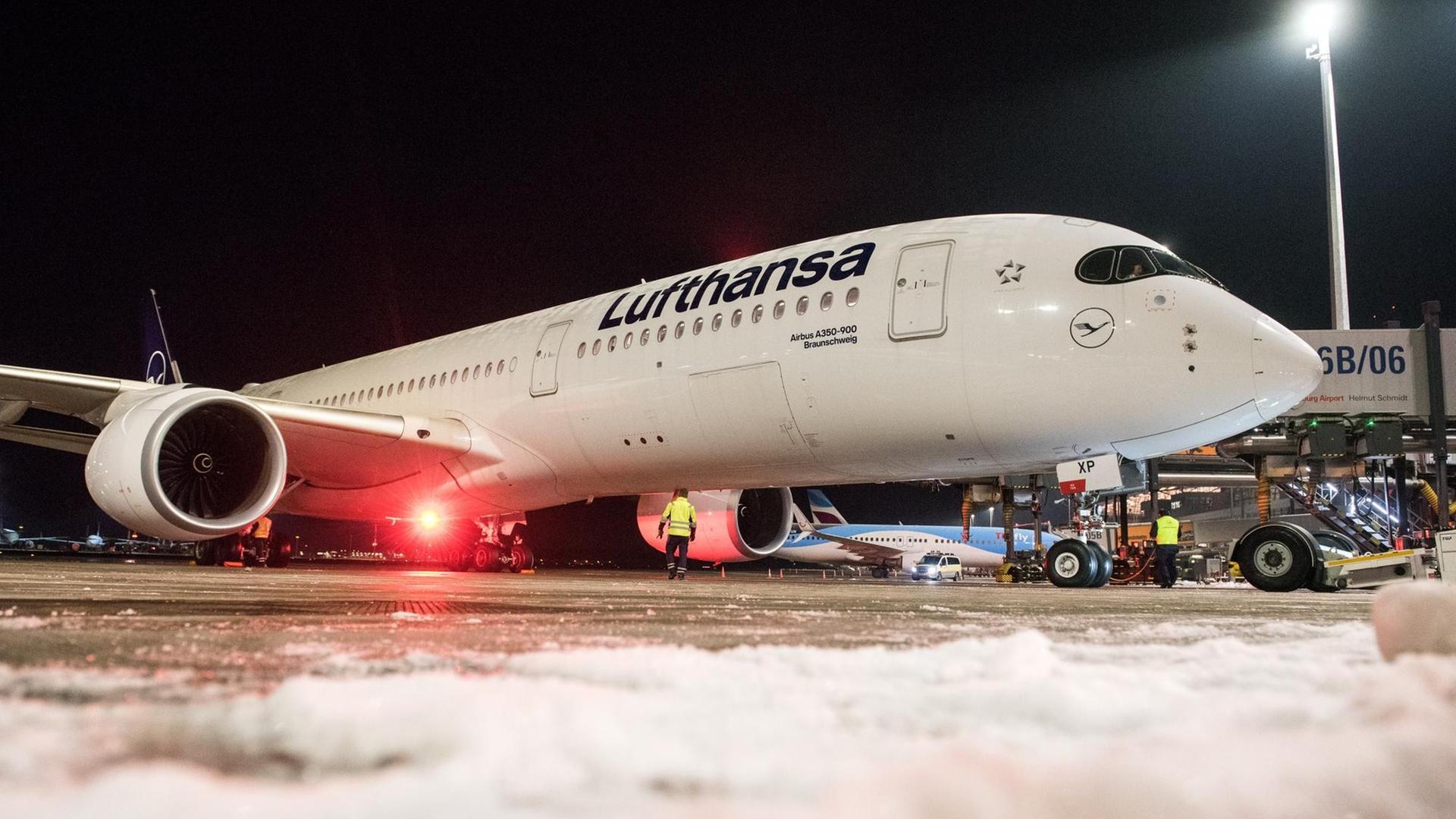 Das Lufthansa-Flugzeug steht vor seinem Rekord-Flug in Hamburg. Das Lufthansa-Flugzeug steht vor seinem Rekord-Flug in Hamburg.
