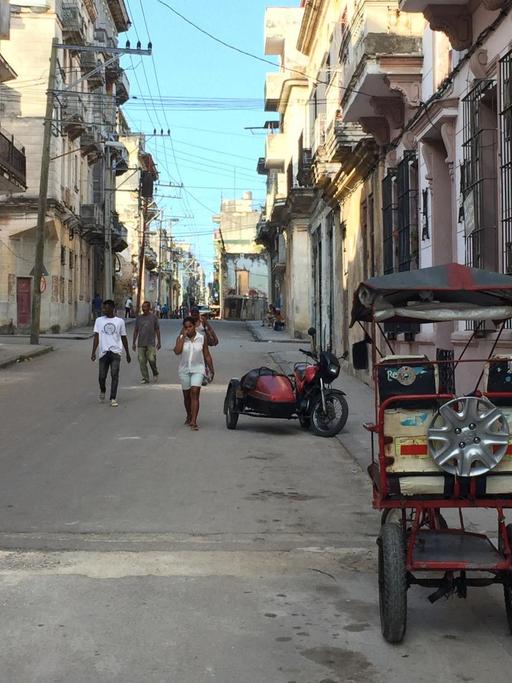 Blick in eine Straße auf Kuba.