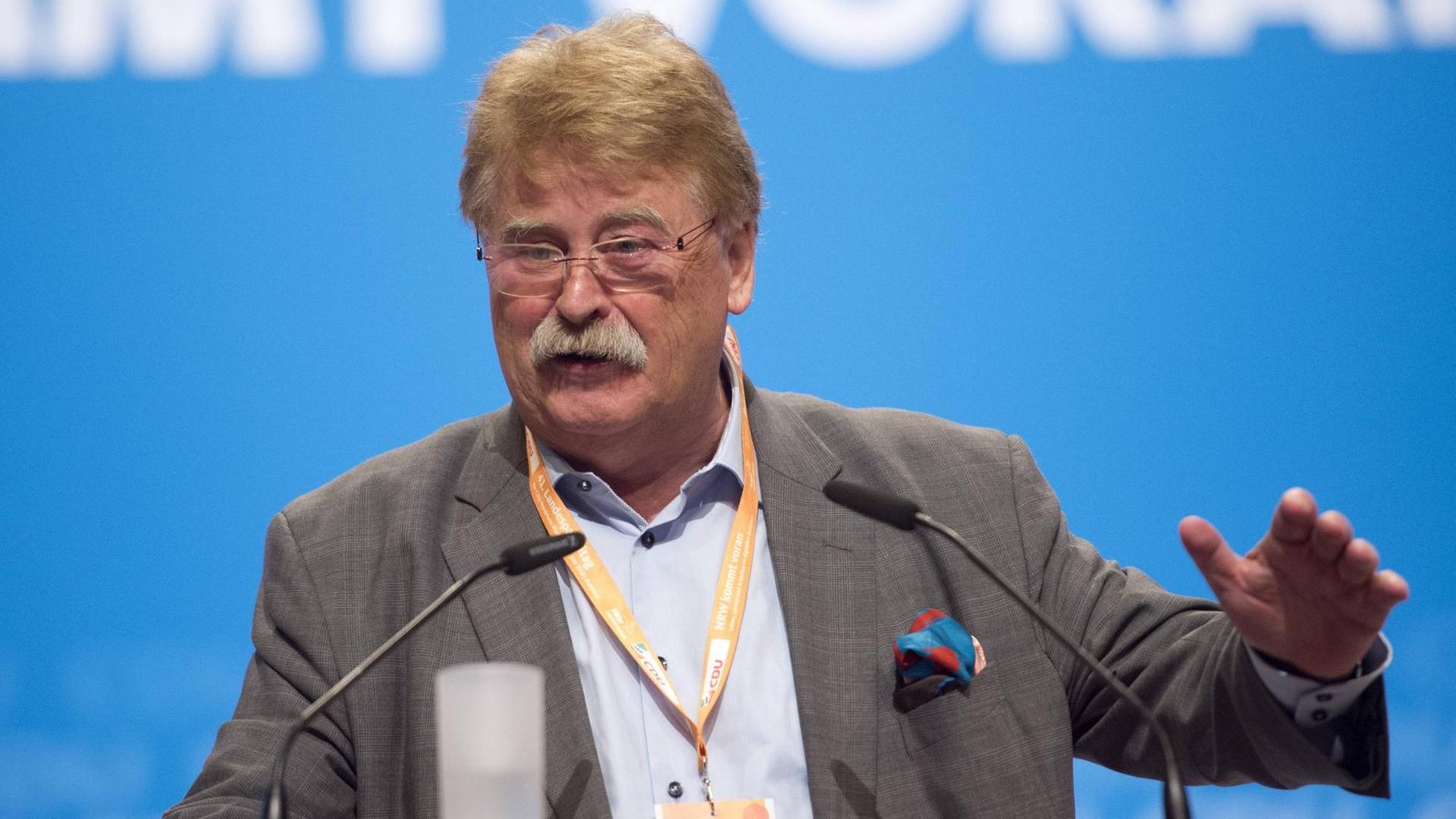 Der CDU-Europaabgeordnete Elmar Brok redet am 9.06.2018 auf einem Landesparteitag der CDU in Bielefeld auf dem Podium zu den Delegierten. Der CDU-Europaabgeordnete Elmar Brok redet am 9.06.2018 auf einem Landesparteitag der CDU in Bielefeld auf dem Podium zu den Delegierten.