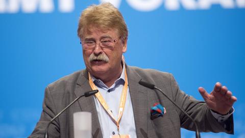 Der CDU-Europaabgeordnete Elmar Brok redet am 9.06.2018 auf einem Landesparteitag der CDU in Bielefeld auf dem Podium zu den Delegierten.