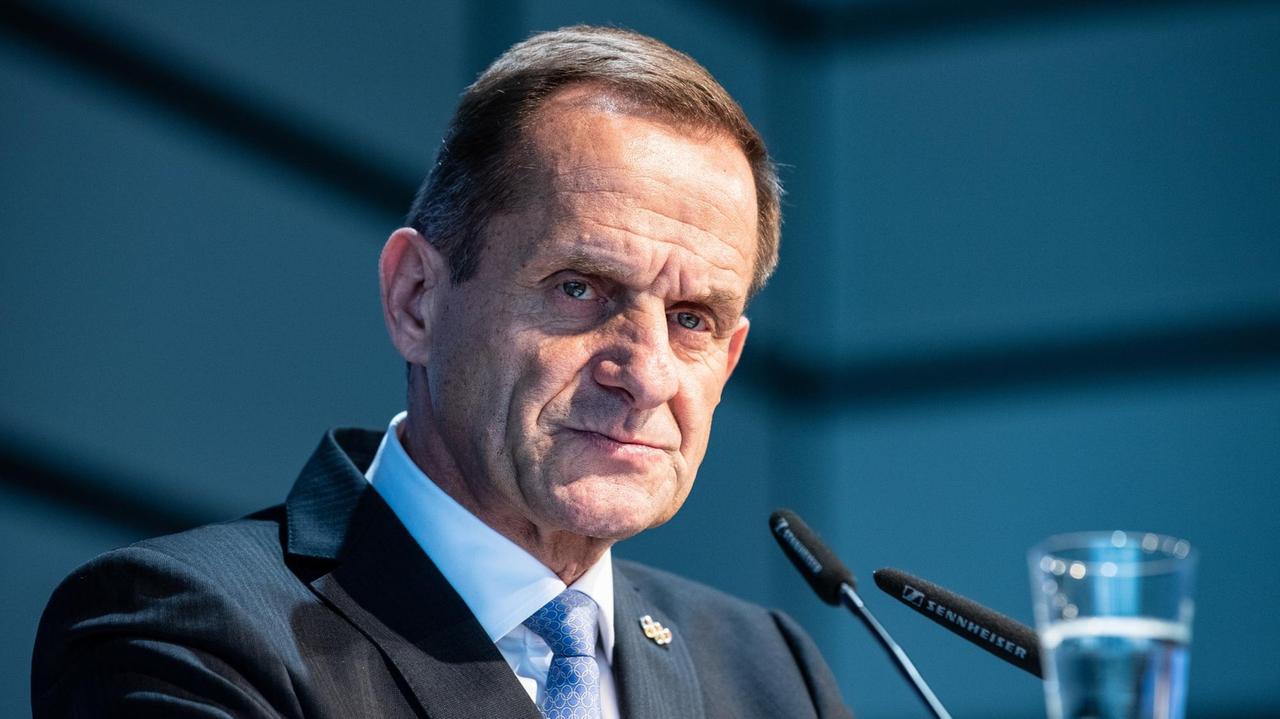 Düsseldorf: Alfons Hörmann, Präsident DOSB, spricht nach seiner Wiederwahl auf der Mitgliederversammlung des Deutschen Olympischen Sportbundes. Düsseldorf: Alfons Hörmann, Präsident DOSB, spricht nach seiner Wiederwahl auf der Mitgliederversammlung des Deutschen Olympischen Sportbundes.