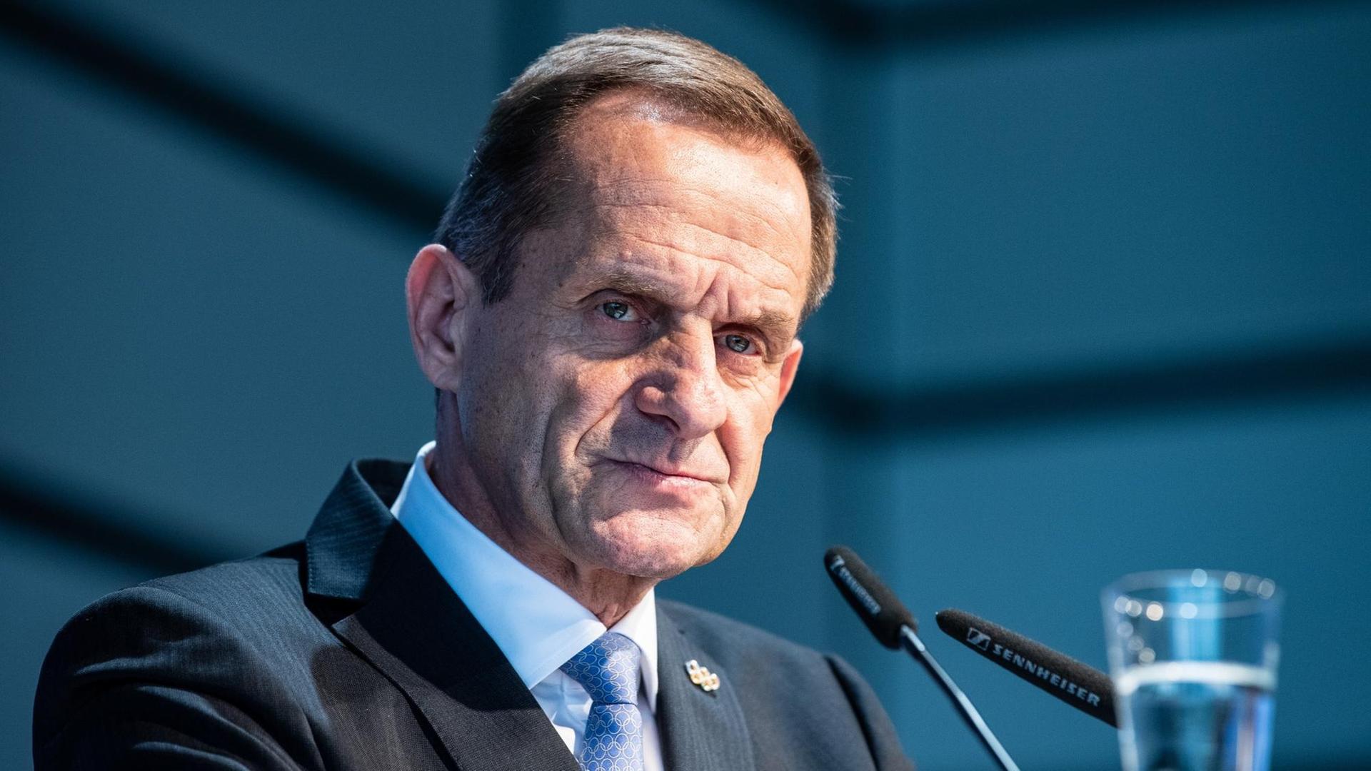 Düsseldorf: Alfons Hörmann, Präsident DOSB, spricht nach seiner Wiederwahl auf der Mitgliederversammlung des Deutschen Olympischen Sportbundes. Düsseldorf: Alfons Hörmann, Präsident DOSB, spricht nach seiner Wiederwahl auf der Mitgliederversammlung des Deutschen Olympischen Sportbundes.