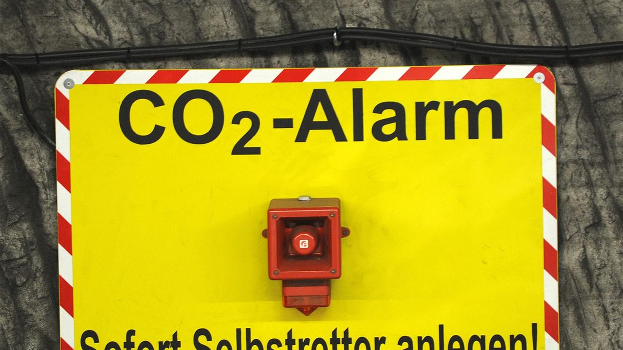 Warnschild für CO2-Alarm im Kaliwerk Werra am Standort Hera bei Philippsthal (Hessen) Warnschild für CO2-Alarm im Kaliwerk Werra am Standort Hera bei Philippsthal (Hessen)
