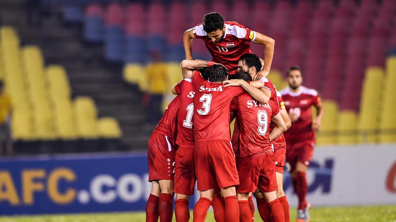Die Spieler der syrischen Nationalmannschaft jubeln über ein Tor in der WM-Qualifikation. Foto: Zhong Zhenbin/Imaginechina/dpa Die Spieler der syrischen Nationalmannschaft jubeln über ein Tor in der WM-Qualifikation. Foto: Zhong Zhenbin/Imaginechina/dpa