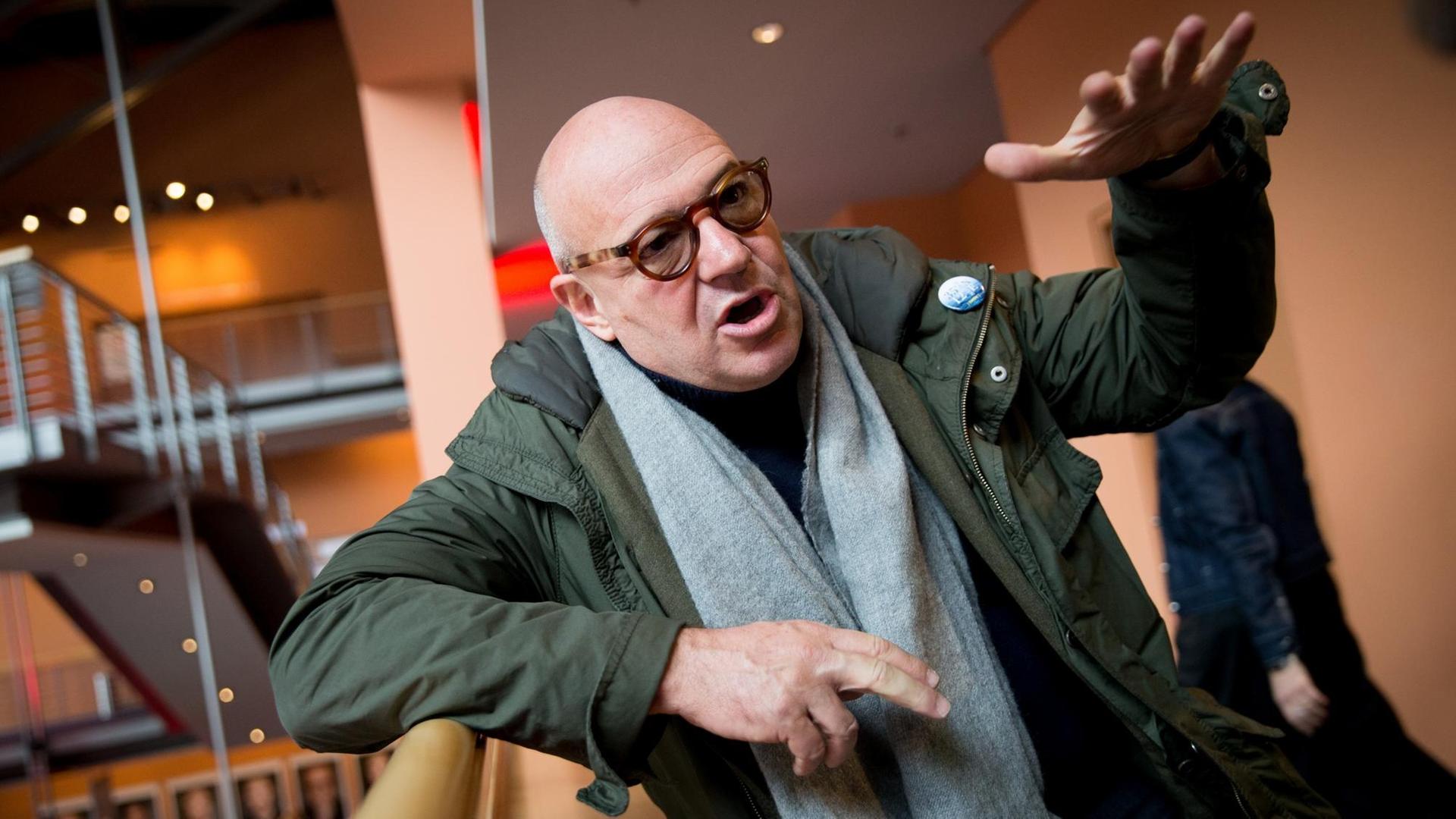 Der italienische Regisseur Gianfranco Rosi erhält für "Fuocoammare" den Goldenen Bären 2016 Der italienische Regisseur Gianfranco Rosi erhält für "Fuocoammare" den Goldenen Bären 2016