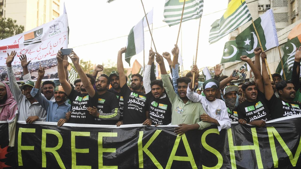 Pakistanische Demonstranten gehen mit antiindischen Parolen auf die Straße. Pakistanische Demonstranten gehen mit antiindischen Parolen auf die Straße.