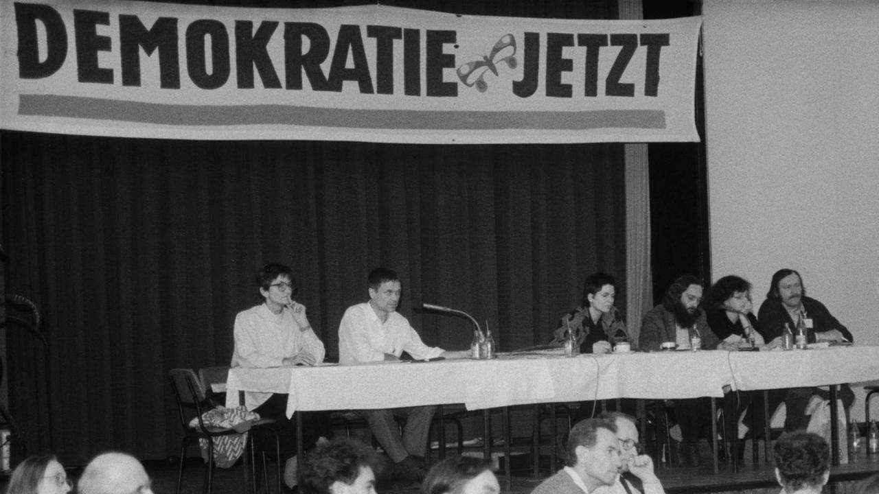 Mitglieder der DDR-Bürgerrechtsbewegung Demokratie Jetzt sitzen auf dem Podium beim Landesdelegiertentreffen in Berlin am 21. Januar 1990