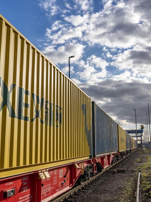 Container erreichen per Zug den Logport, DIT, Duisburg Intermodal Terminal, Teil der neuen Seidenstrasse, von China bis nach Duisburg-Rheinhausen, NRW, Deutschland,
