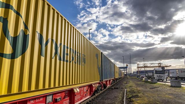 Container erreichen per Zug den Logport, DIT, Duisburg Intermodal Terminal, Teil der neuen Seidenstrasse, von China bis nach Duisburg-Rheinhausen, NRW, Deutschland,