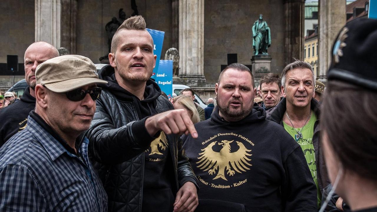 Der rechtsradikale Rapper Chris Ares und Mitstreiter auf einer AfD-Kundgebung in München. Der rechtsradikale Rapper Chris Ares und Mitstreiter auf einer AfD-Kundgebung in München.