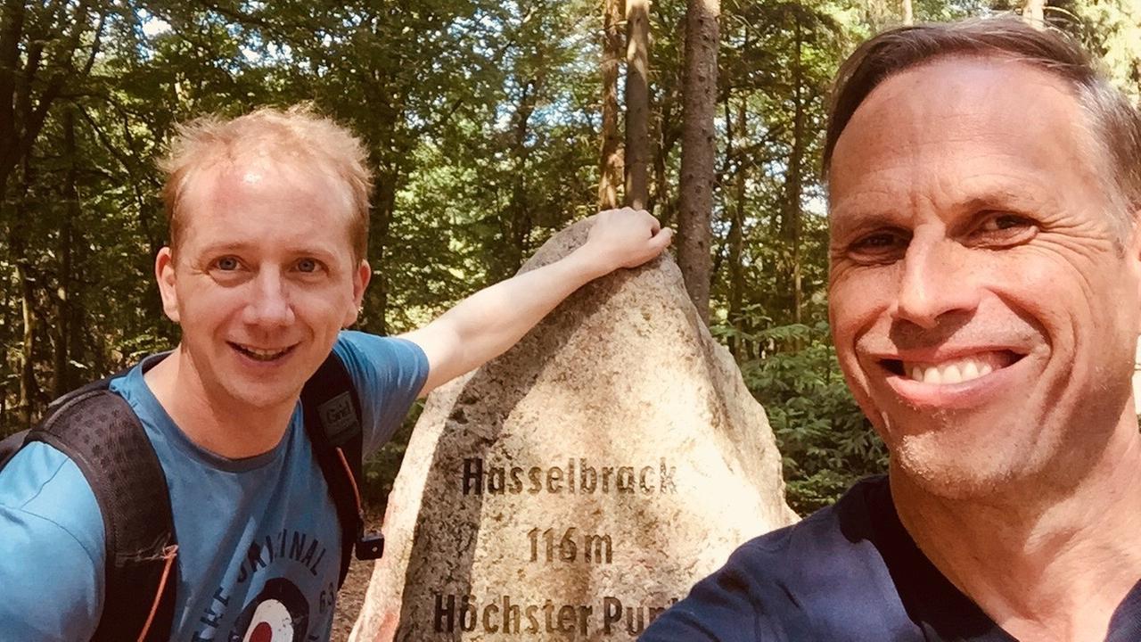 Das obligatorische Gipfelfoto zeigt Dennis Gastmann (links) und Achim Bogdahn am höchsten Punkt von Hamburg auf 116 Metern Höhe, dem Hasselbrack. Das obligatorische Gipfelfoto zeigt Dennis Gastmann (links) und Achim Bogdahn am höchsten Punkt von Hamburg auf 116 Metern Höhe, dem Hasselbrack.