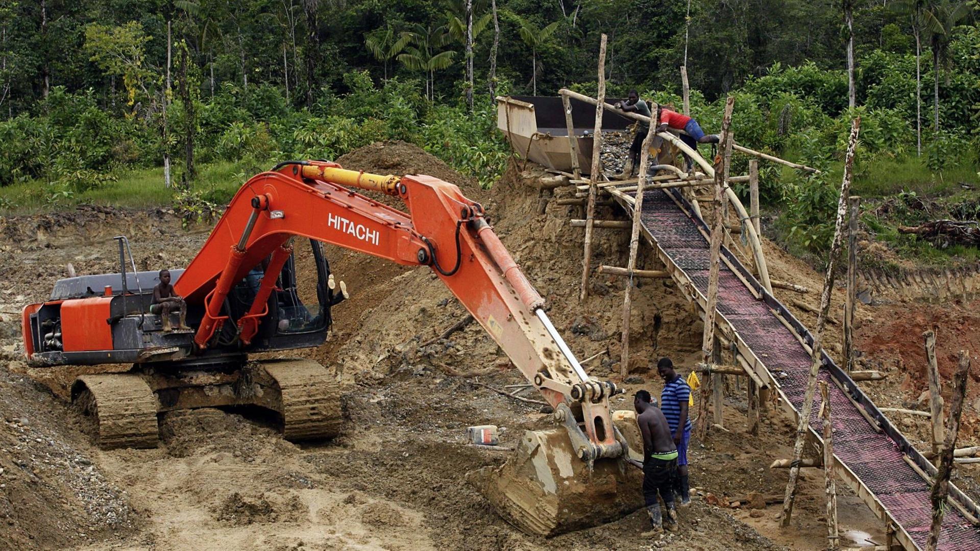 Quibdo in der Provinz Choco in Kolombien. Durch illegale Goldminen wird immer mehr Regenwald zerstört. Quibdo in der Provinz Choco in Kolombien. Durch illegale Goldminen wird immer mehr Regenwald zerstört.