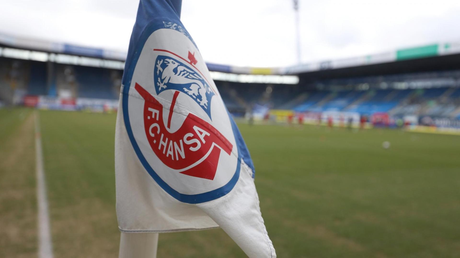 Blick auf die Eckfahne mit dem Vereinslogo vom FC Hansa Rostock. Blick auf die Eckfahne mit dem Vereinslogo vom FC Hansa Rostock.