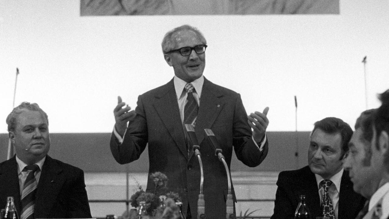 Staatratsvorsitzender Erich Honecker (DDR/SED) während einer Rede im VEB Numerik in Karl-Marx-Stadt Staatratsvorsitzender Erich Honecker (DDR/SED) während einer Rede im VEB Numerik in Karl-Marx-Stadt