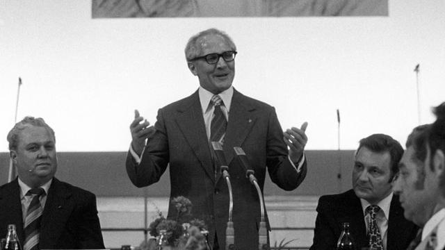 Staatratsvorsitzender Erich Honecker (DDR/SED) während einer Rede im VEB Numerik in Karl-Marx-Stadt