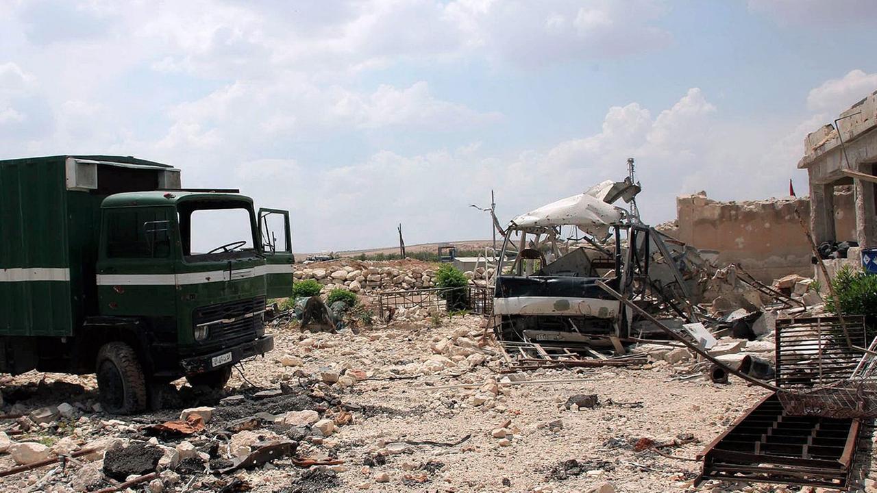 Zerstörte Gebäude und Fahrzeuge in der Nähe von Aleppo Zerstörte Gebäude und Fahrzeuge in der Nähe von Aleppo