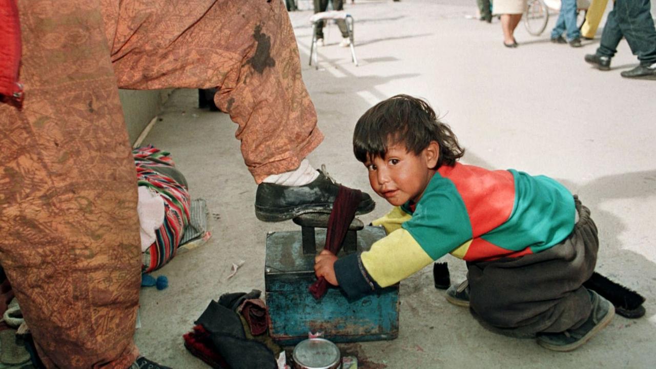 Der vierjährige Joel versucht sich auf einem zentralen Platz in La Paz als Schuhputzer. Der vierjährige Joel versucht sich auf einem zentralen Platz in La Paz als Schuhputzer.