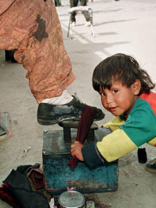 Der vierjährige Joel versucht sich auf einem zentralen Platz in La Paz als Schuhputzer.