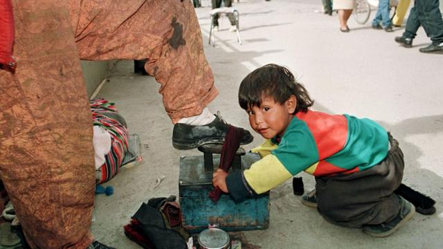 Der vierjährige Joel versucht sich auf einem zentralen Platz in La Paz als Schuhputzer.