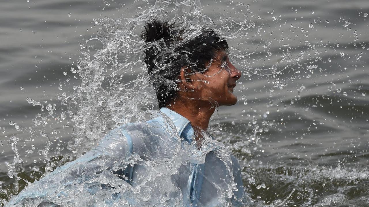 Ein junger Pakistani kühlt sich während der Hitzewelle im Juni 2015 im Meer ab Ein junger Pakistani kühlt sich während der Hitzewelle im Juni 2015 im Meer ab