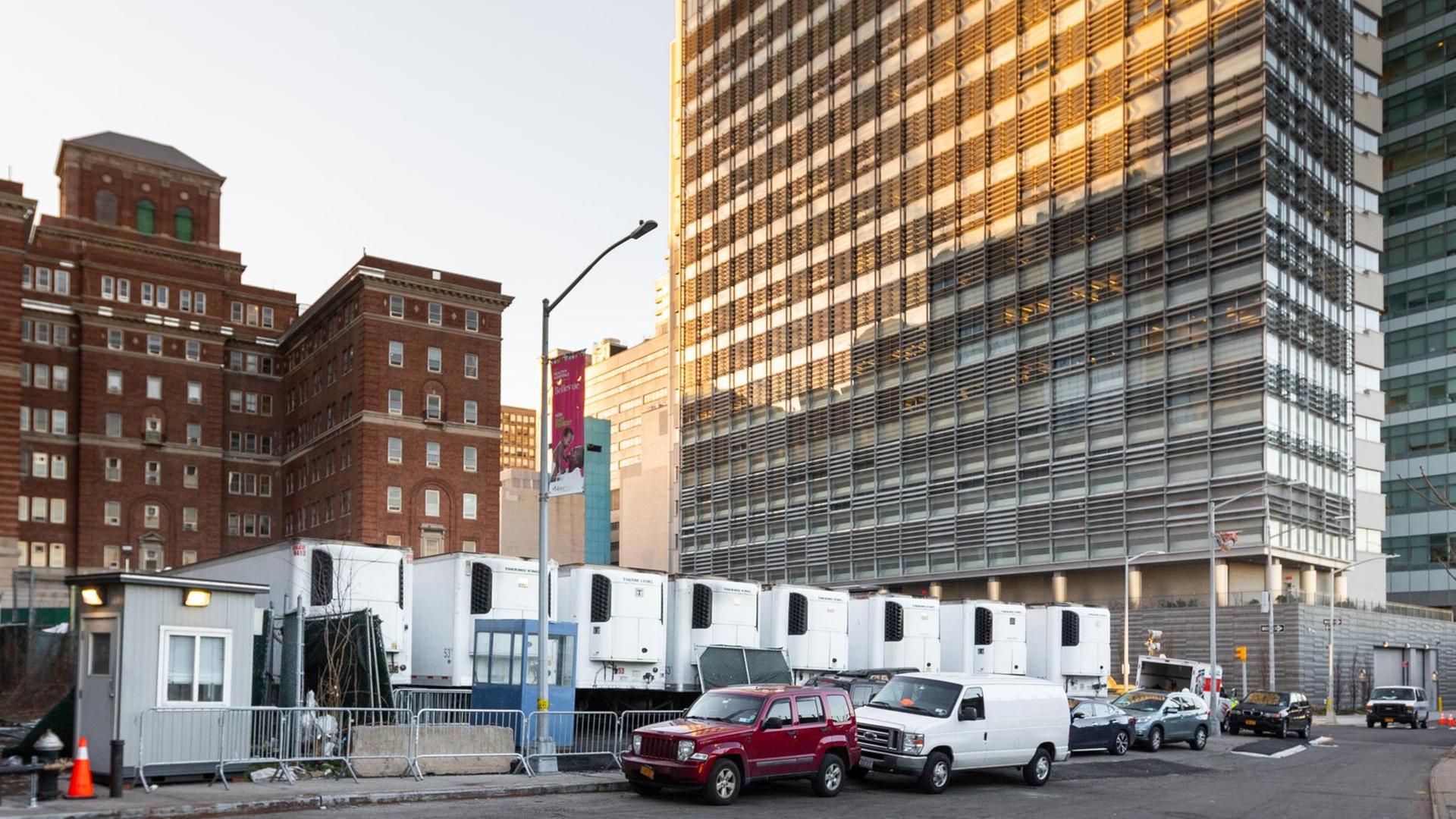 Vor einem New Yorker Krankenhaus stehen mehrere Kühllastwagen, März 2020, während des Corona-Ausbruchs. Vor einem New Yorker Krankenhaus stehen mehrere Kühllastwagen, März 2020, während des Corona-Ausbruchs.