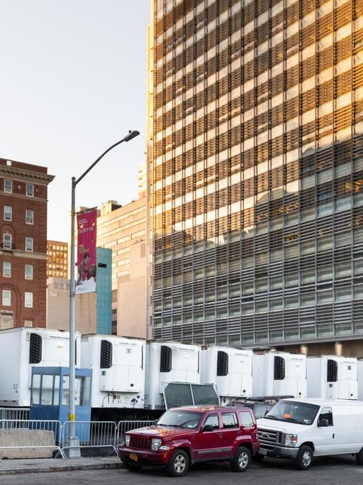 Vor einem New Yorker Krankenhaus stehen mehrere Kühllastwagen, März 2020, während des Corona-Ausbruchs.