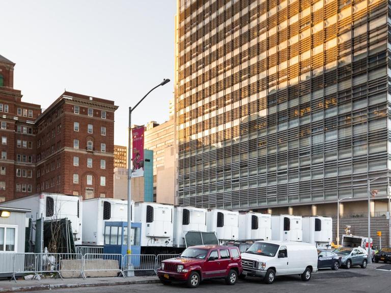 Vor einem New Yorker Krankenhaus stehen mehrere Kühllastwagen, März 2020, während des Corona-Ausbruchs.