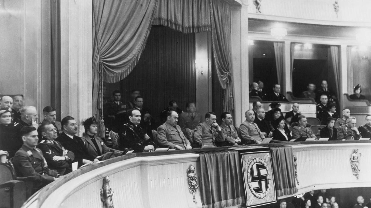 Festsitzung Reichskulturkammer 1.5.1938 Berlin, 1. Mai 1938: Festsitzung der Reichskulturkammer im Deutschen Opernhaus (Goebbels verkuendet die Nationalpreise 1937/38). - In der Ehrenloge von links: Staats- sekretaer Karl Hanke, Wirtschafts-Min. Walther Funk, Hitler, Propagandaminister Joseph Goebbels und Reichsorganisationsleiter Robert Ley Festsitzung Reichskulturkammer 1.5.1938 Berlin, 1. Mai 1938: Festsitzung der Reichskulturkammer im Deutschen Opernhaus (Goebbels verkuendet die Nationalpreise 1937/38). - In der Ehrenloge von links: Staats- sekretaer Karl Hanke, Wirtschafts-Min. Walther Funk, Hitler, Propagandaminister Joseph Goebbels und Reichsorganisationsleiter Robert Ley