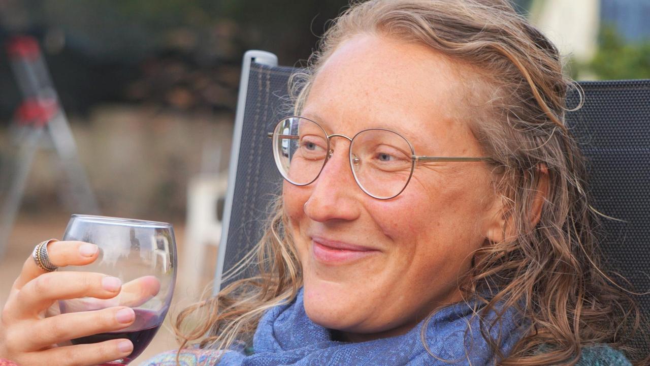 Porträt von Lea mit einem Glas Wein in der Hand. Porträt von Lea mit einem Glas Wein in der Hand.