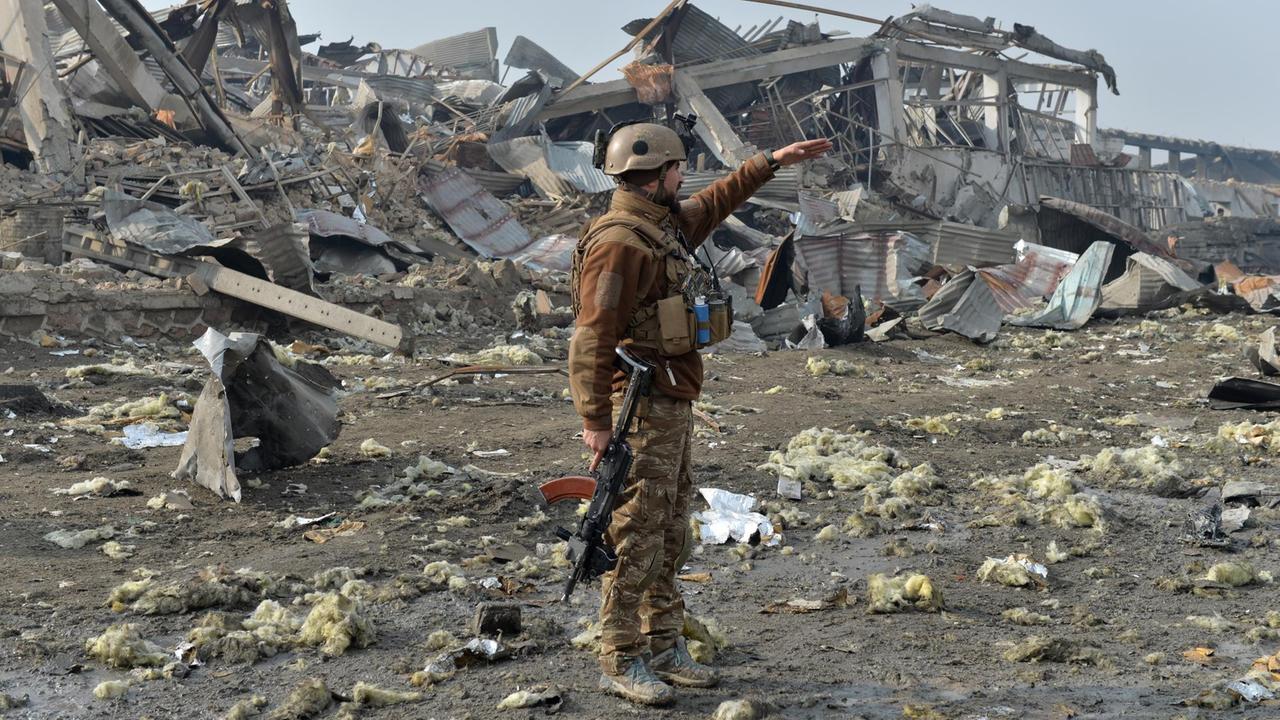 Ein Soldat der afghanischen Armee steht vor den Trümern eines britischen Compunds in Kabul, welcher von einem Selbstmordattentäter zerstört wurde. 