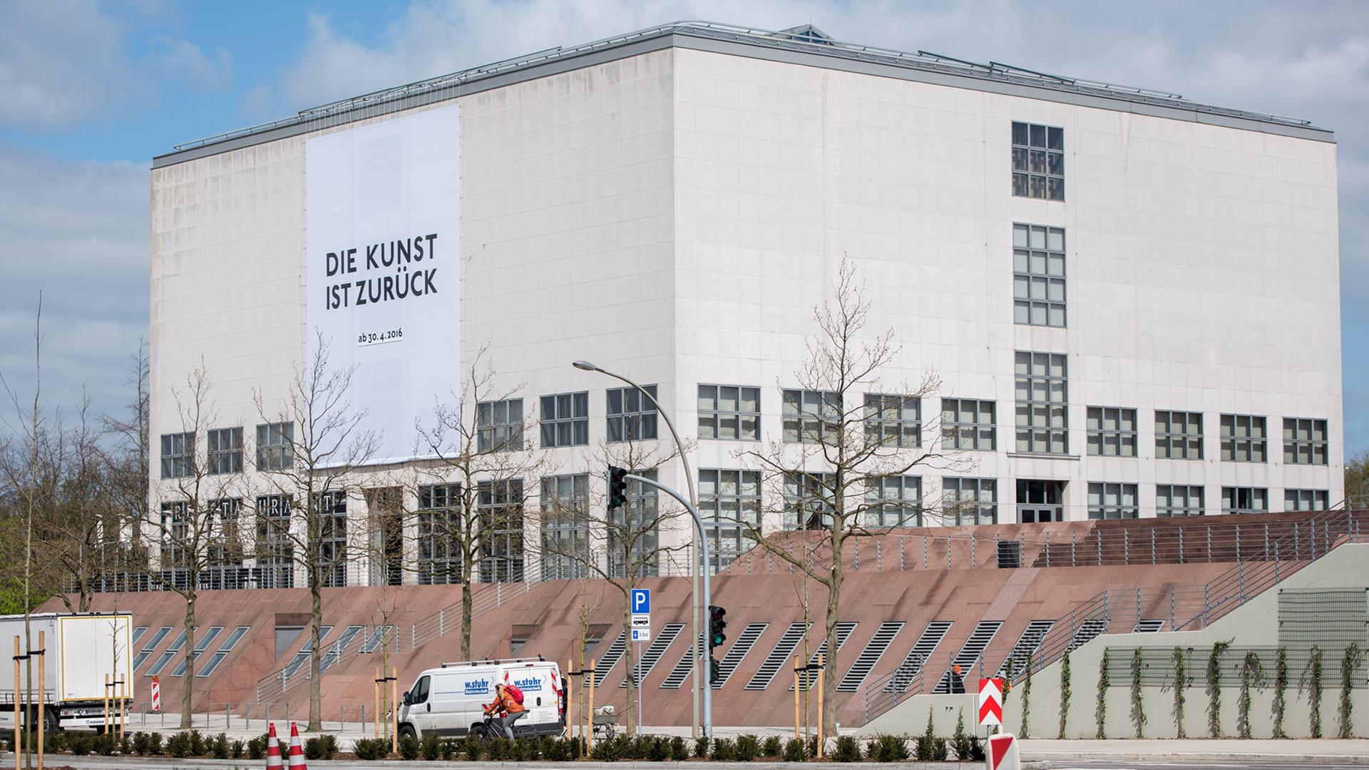 Ein überdimensionales Plakat mit der Aufschrift "Die Kunst ist zurück - 30.04.2016" an der Außenfassader der Hamburger Kunsthalle. Mit einem großen Fest wird die Hamburger Kunsthalle nach umfangreicher Modernisierung wieder eröffnet. Ein überdimensionales Plakat mit der Aufschrift "Die Kunst ist zurück - 30.04.2016" an der Außenfassader der Hamburger Kunsthalle. Mit einem großen Fest wird die Hamburger Kunsthalle nach umfangreicher Modernisierung wieder eröffnet.