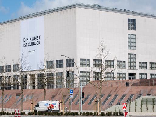 Ein überdimensionales Plakat mit der Aufschrift "Die Kunst ist zurück - 30.04.2016" an der Außenfassader der Hamburger Kunsthalle. Mit einem großen Fest wird die Hamburger Kunsthalle nach umfangreicher Modernisierung wieder eröffnet.