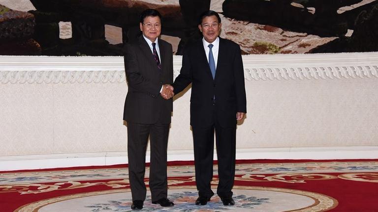 Der kambodschanische Ministerpräsident Hun Sen und der laotische Premierminister Thongloun Sisoulith bei einem früheren Treffen in Kambodscha Der kambodschanische Ministerpräsident Hun Sen und der laotische Premierminister Thongloun Sisoulith bei einem früheren Treffen in Kambodscha