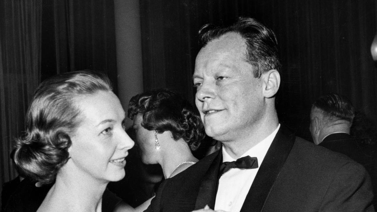 Am Berliner Presse- und Funkball im neuerrichteten Palais am Funkturm tanzen am 26. Januar 1958 der amtierende Buergermeister von Berlin Willy Brandt und seine Frau Rut.
