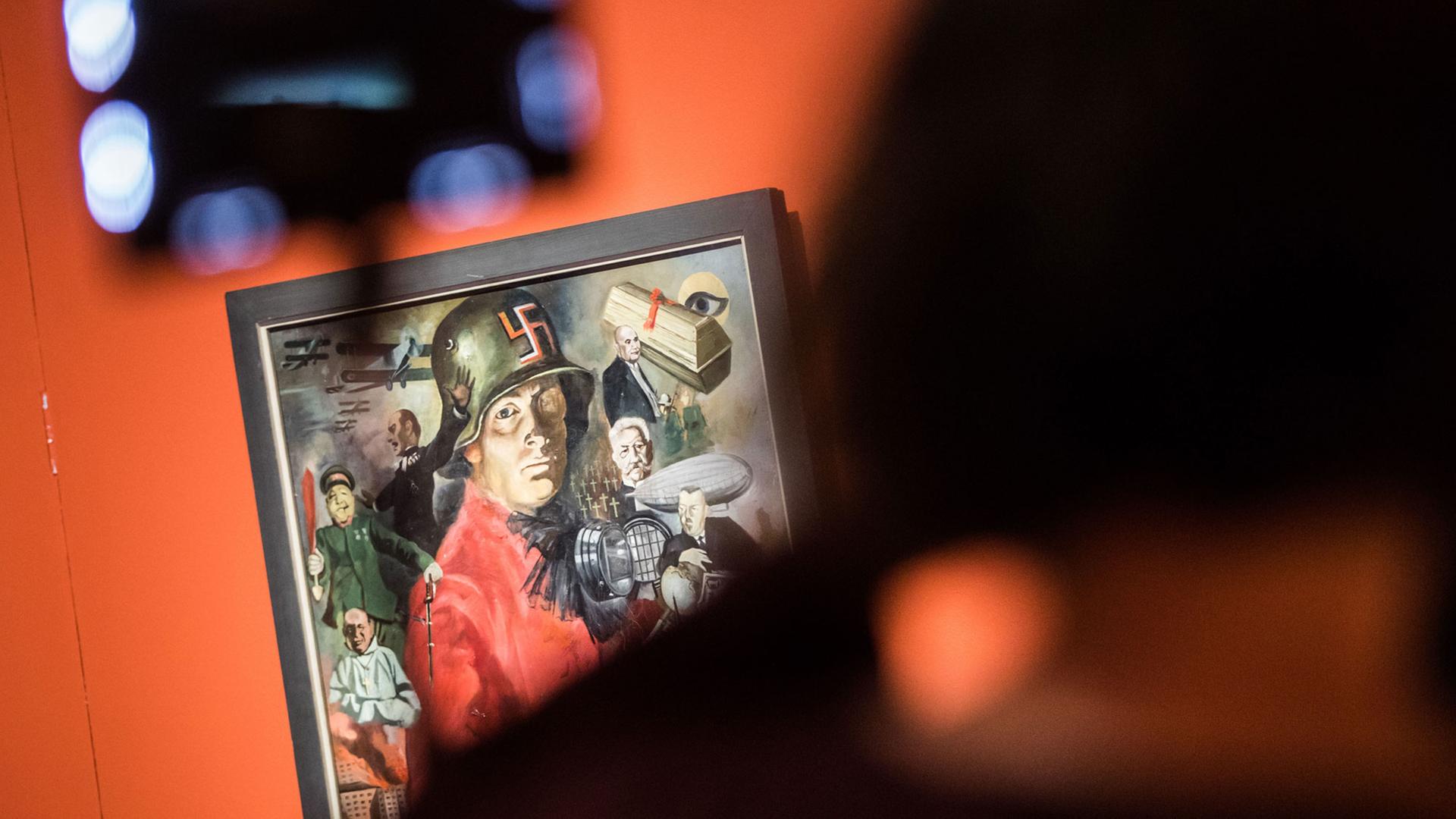 Eine Kamerafrau filmt am 26.10.2017 in Frankfurt in der Kunsthalle Schirn bei einer Pressevorbesichtigung das Bild "Weimarer Fasching" von Horst Naumann, das um das Jahr 1928 entstand. Die Ausstellung "Glanz und Elend in der Weimarer Republik. Von Otto Dix bis Jeanne Mammen" gibt vom 27.10.2017 bis zum 25.02.2017 einen Blick auf die Kunst im Deutschland der Jahre 1918 bis 1933. Eine Kamerafrau filmt am 26.10.2017 in Frankfurt in der Kunsthalle Schirn bei einer Pressevorbesichtigung das Bild "Weimarer Fasching" von Horst Naumann, das um das Jahr 1928 entstand. Die Ausstellung "Glanz und Elend in der Weimarer Republik. Von Otto Dix bis Jeanne Mammen" gibt vom 27.10.2017 bis zum 25.02.2017 einen Blick auf die Kunst im Deutschland der Jahre 1918 bis 1933.