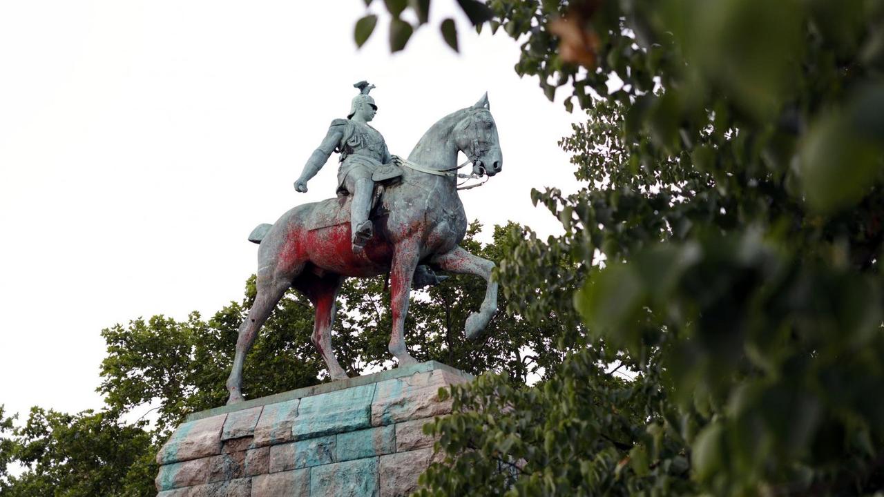 Ein Reiterstandbild von Kaiser Wilhelm II. in Köln. Es wurde mit roter und blauer Farbe verunstaltet. Ein Reiterstandbild von Kaiser Wilhelm II. in Köln. Es wurde mit roter und blauer Farbe verunstaltet.