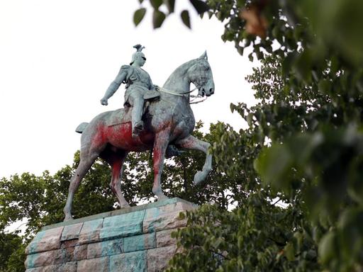 Ein Reiterstandbild von Kaiser Wilhelm II. in Köln. Es wurde mit roter und blauer Farbe verunstaltet.