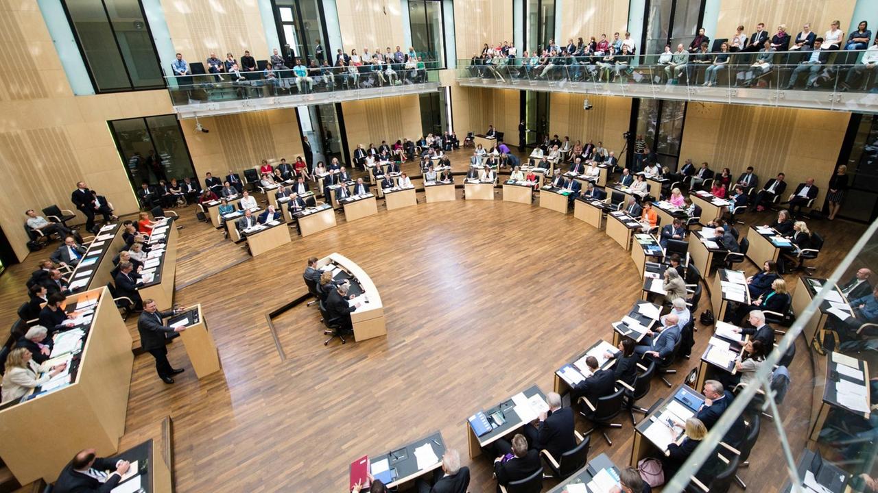 Der vollbesetzte Plenarsaal des Bundesrats in Berlin vom Zuschauerrang aus gesehen. Ein Politiker steht am Rednerpult. Der vollbesetzte Plenarsaal des Bundesrats in Berlin vom Zuschauerrang aus gesehen. Ein Politiker steht am Rednerpult.