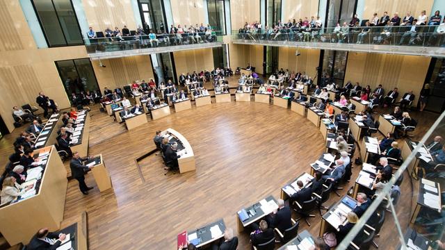Der vollbesetzte Plenarsaal des Bundesrats in Berlin vom Zuschauerrang aus gesehen. Ein Politiker steht am Rednerpult.