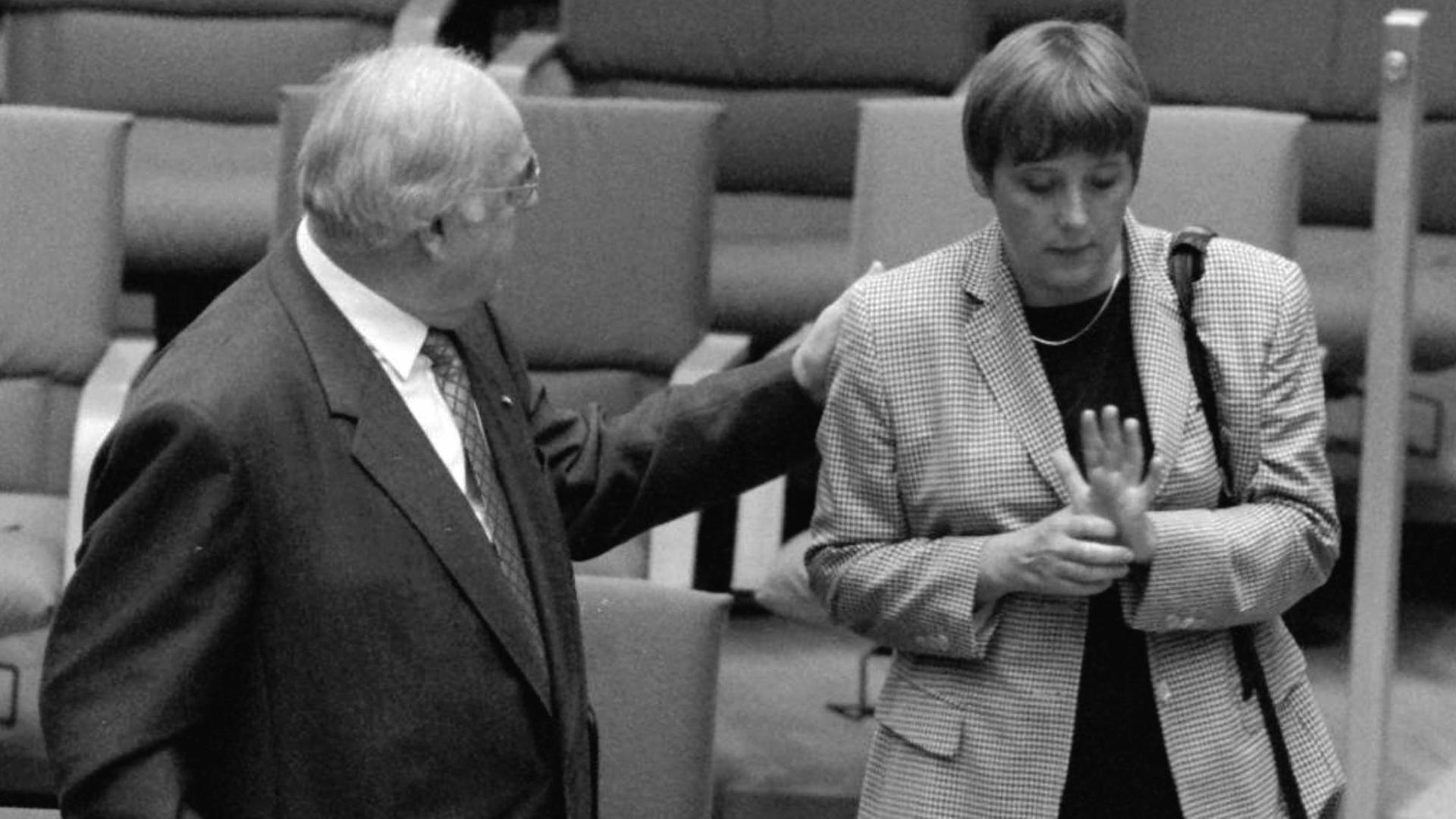 Undatiertes Foto vom damaligen Bundeskanzler Helmut Kohl wie er die damalige Bundesumweltministerin Angela Merkel im Bonner Bundestag auf die Schulterklopft.