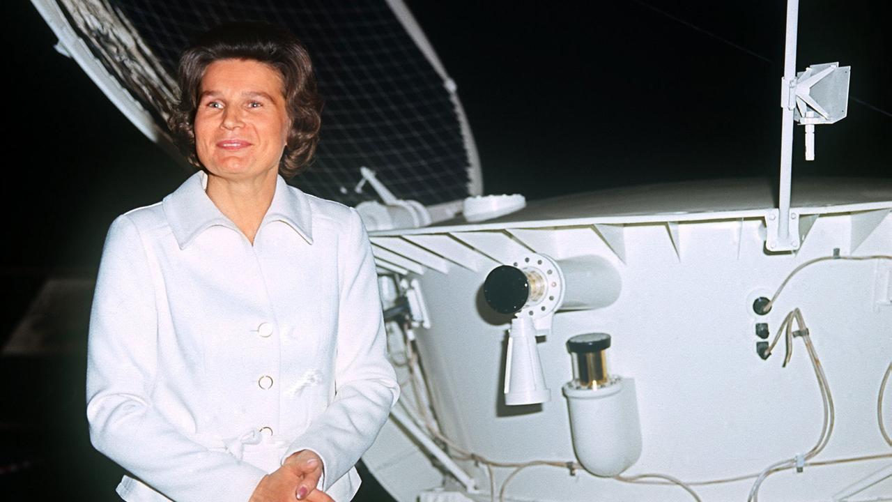 Die sowjetische Kosmonautin Valentina Tereschkowa steht 1975 während einer Ausstellung in der Münchner Olympiahalle neben dem sowjetischen Mondfahrzeug Lonochod-1. Valentina Tereschkowa unternahm vom 16. bis 19. Juni 1963 als erste Frau der Welt einen Raumflug.