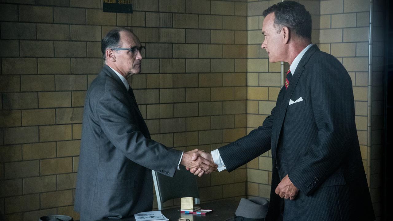 Rechtsanwalt James Donovan (Tom Hanks) soll den Sowjetagenten Rudolf Abel (Mark Rylance) verteidigen. Rechtsanwalt James Donovan (Tom Hanks) soll den Sowjetagenten Rudolf Abel (Mark Rylance) verteidigen.